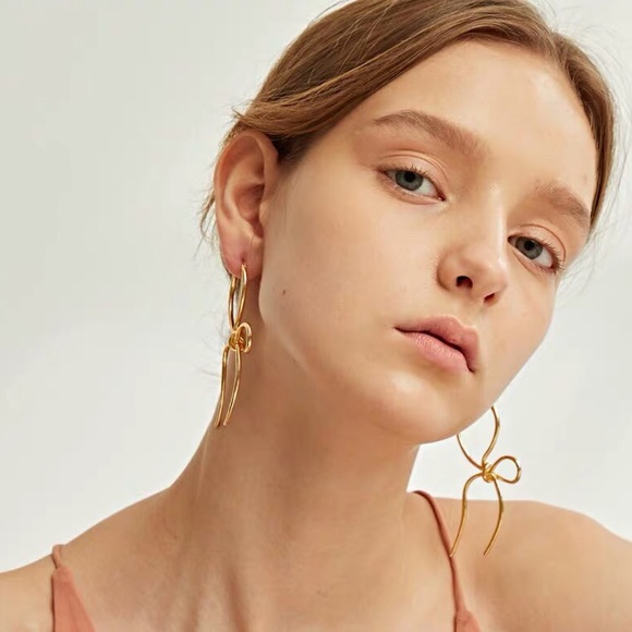 🆕 18k Gold plated big ribbon loop earring - Picture 3 of 5